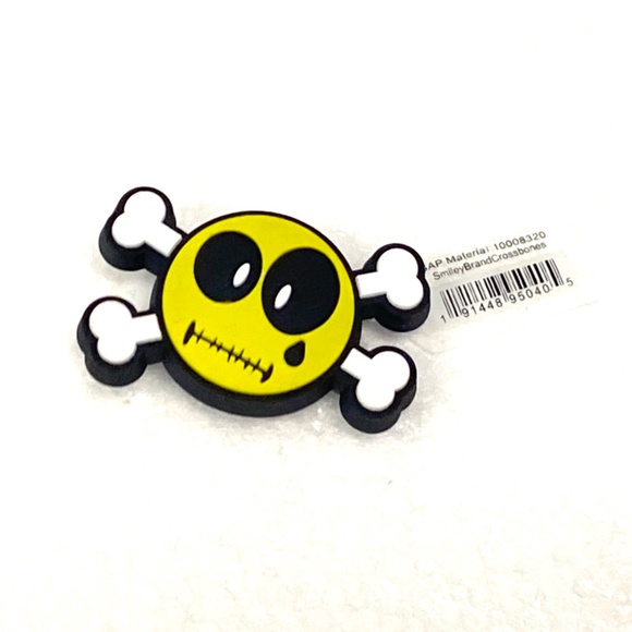 Crocs Smiley Brand Crossbone Jibbitz Charm - Picture 1 of 1